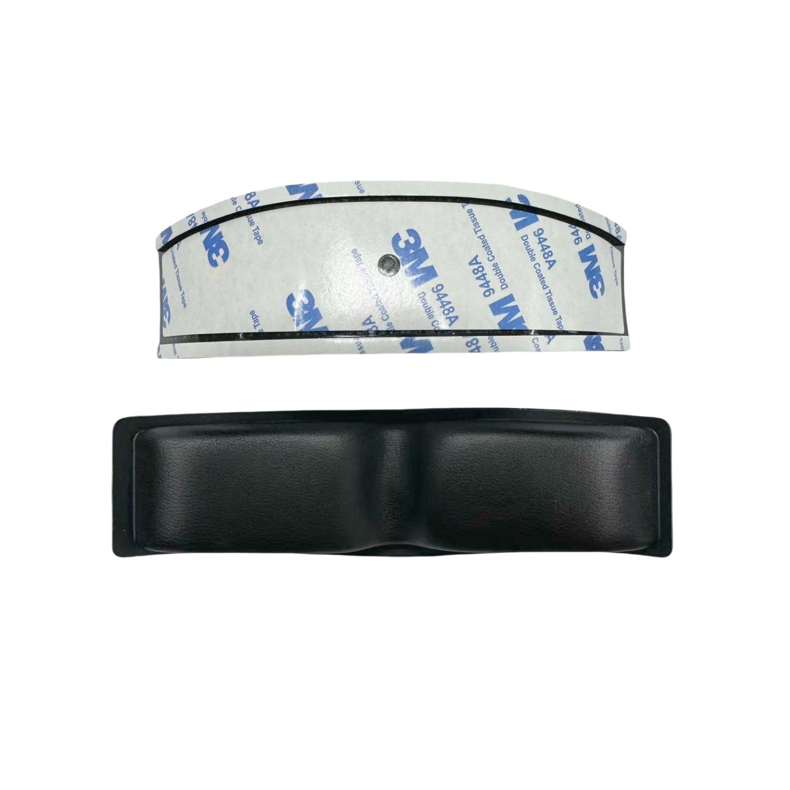 Un rettangolo nero con un adesivo bianco 3M. L'adesivo dice "3M Double Coated Tissue Tape".