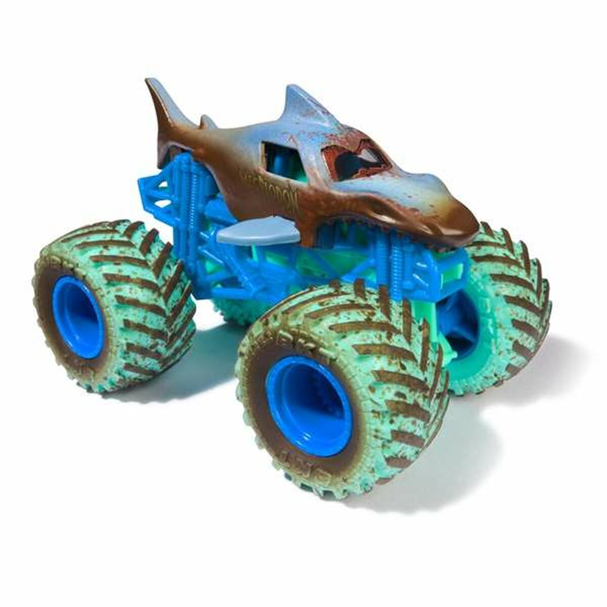 Zabawkowy monster truck z motywem rekina z niebieskimi i brązowymi detalami, na białym tle.