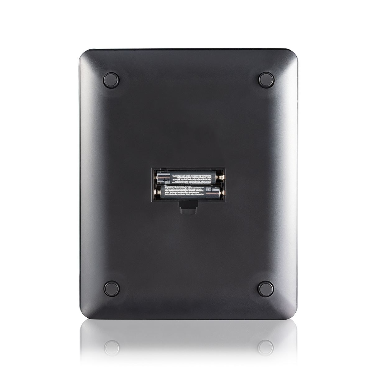 Unterseite einer digitalen Küchenwaage. Sie hat ein Batteriefach.