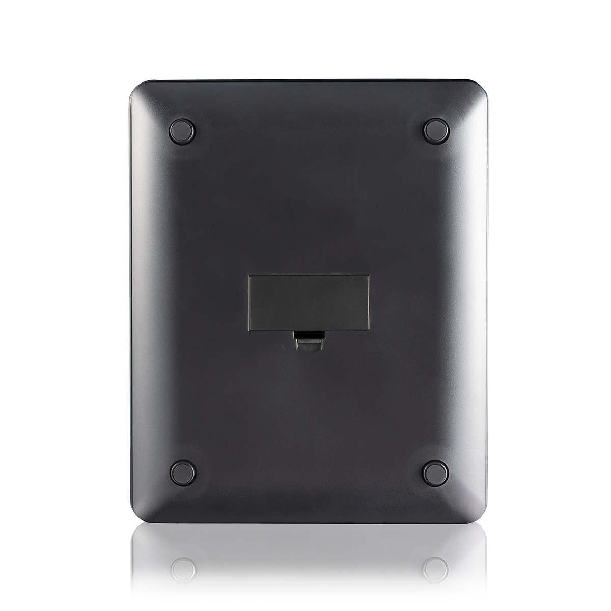 Unterseite einer schwarzen digitalen Küchenwaage. Vier Gummifüße und ein Batteriefach sind sichtbar.