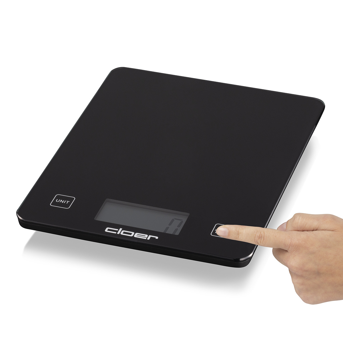Schwarze digitale Küchenwaage. Eine Person drückt eine Taste auf der Waage. Zeigt eine '0' an.