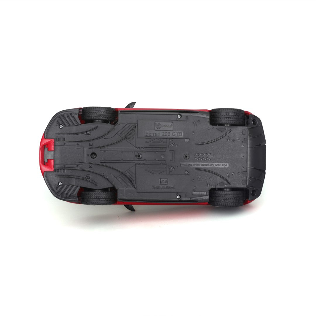 Model Ferrari 296 GTB, widok od spodu. Czerwony korpus, czarny spód.