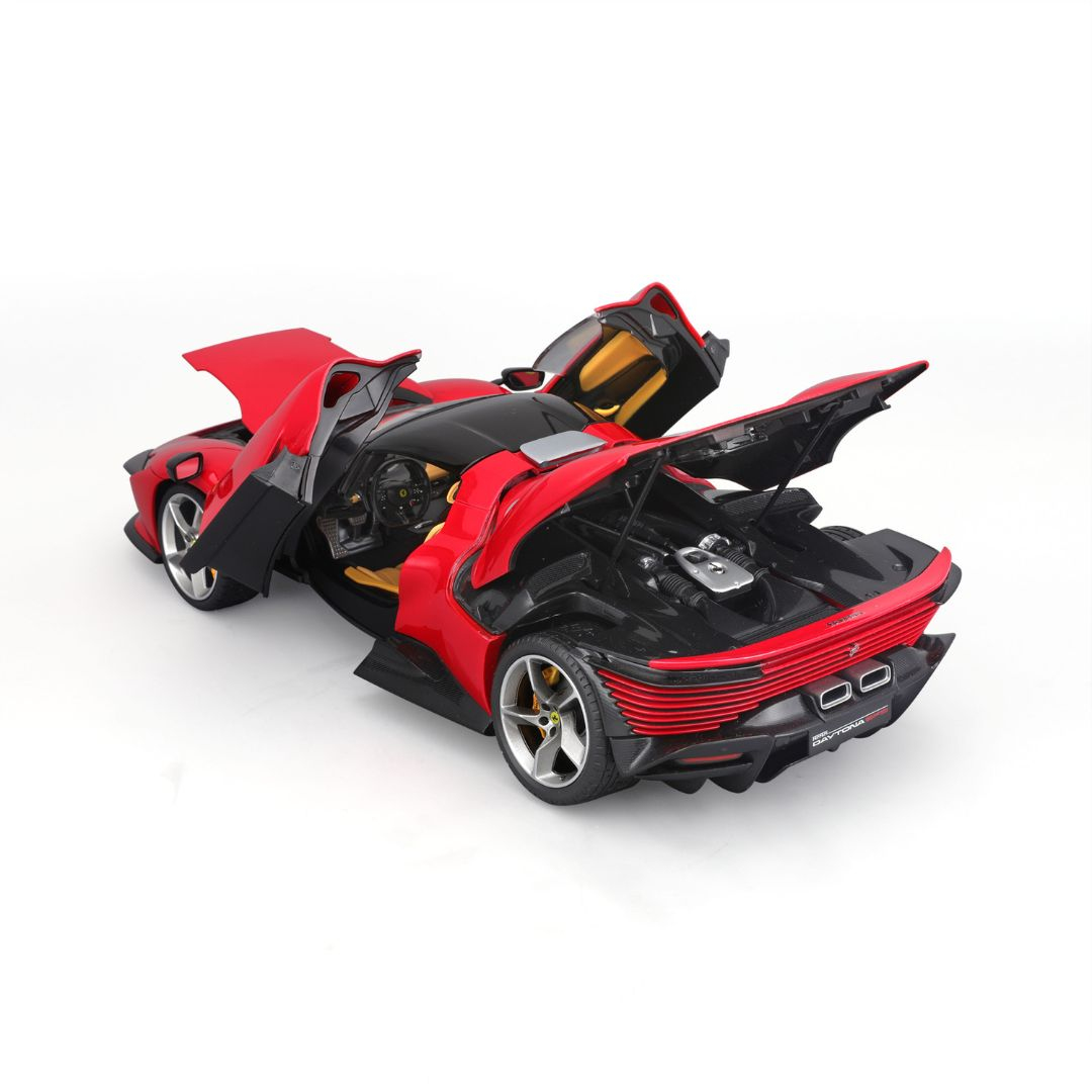 Czerwony model Ferrari, otwarte drzwi i maska. Widoczne żółte wnętrze.