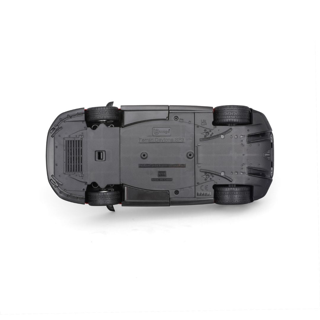 Czarny model samochodu Ferrari Daytona SP3 od spodu. Widoczne koła, detale modelu i informacje producenta.