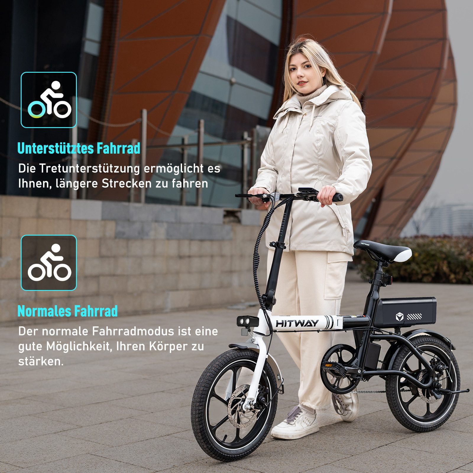 Frau mit E-Bike. Das Fahrrad ist weiß und schwarz. Hintergrund: Gebäude.