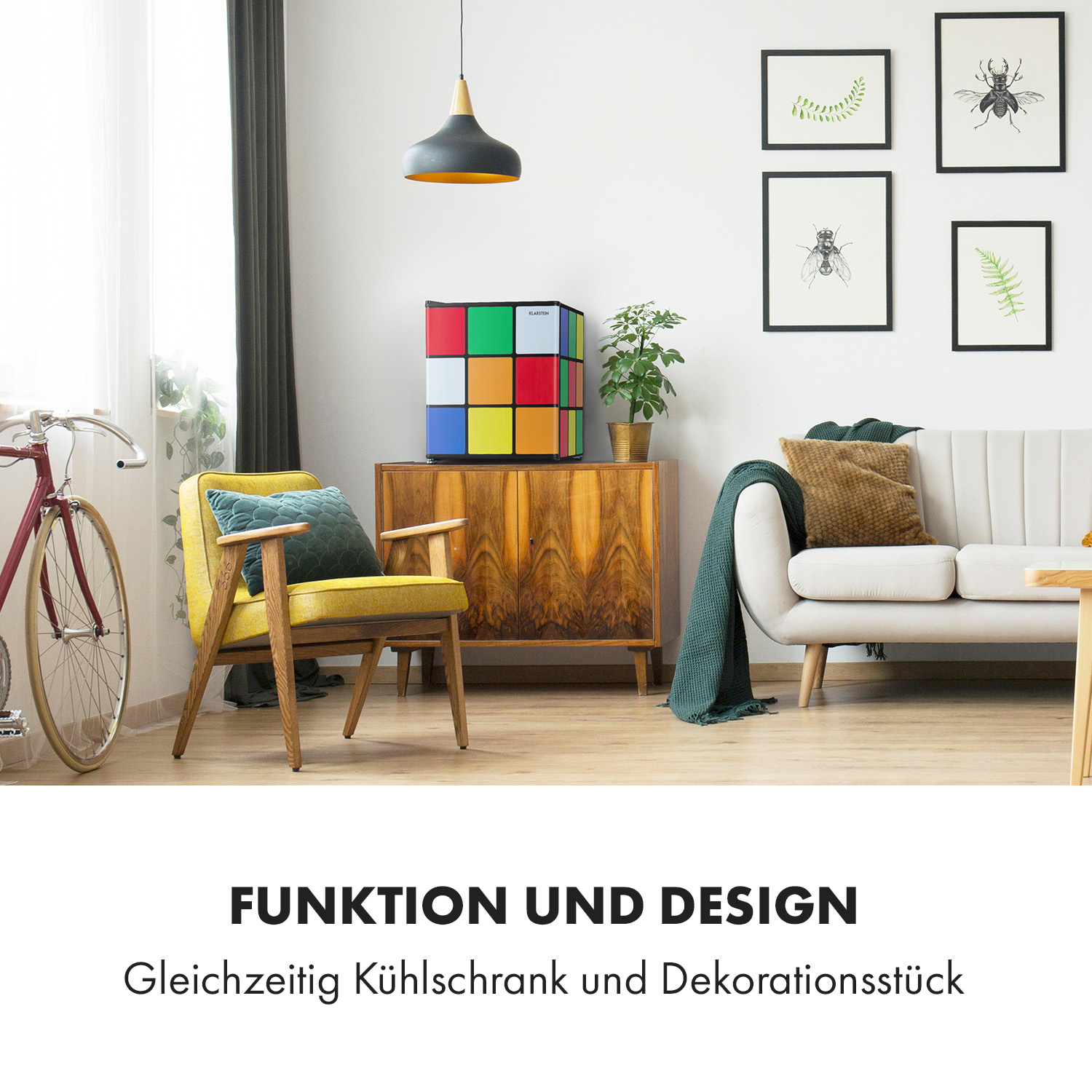 Rubik's Cube Kühlschrank in einem Wohnzimmer. Gelber Stuhl, weißes Sofa und Kunst an der Wand.