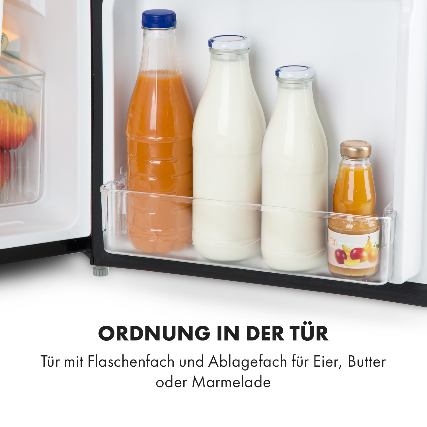 Porta del frigorifero con bottiglie di succo e latte all'interno e un piccolo contenitore di succo.