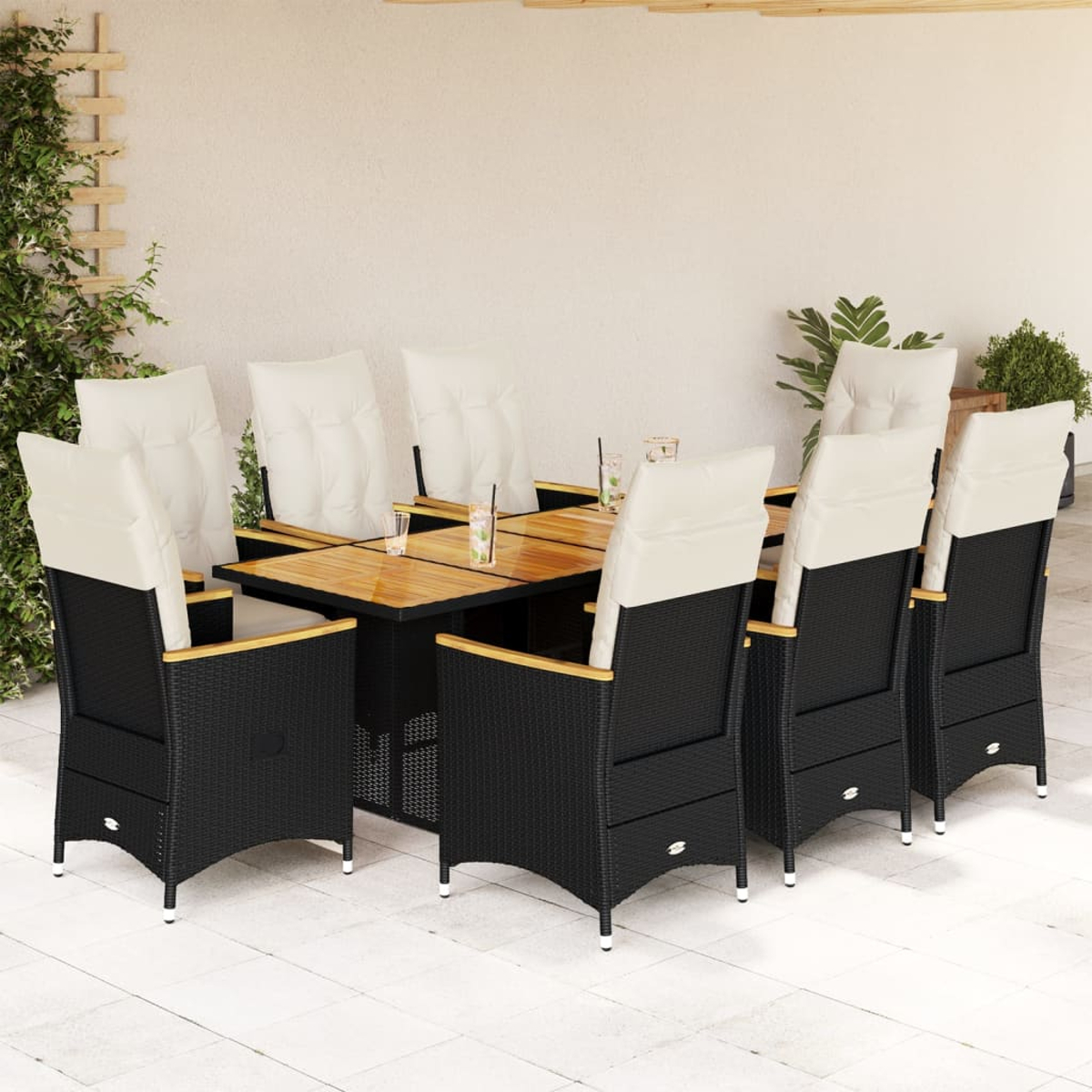 Un set di tavolo e sedie è mostrato su un patio. Le sedie sono in vimini nero con cuscini color crema.
