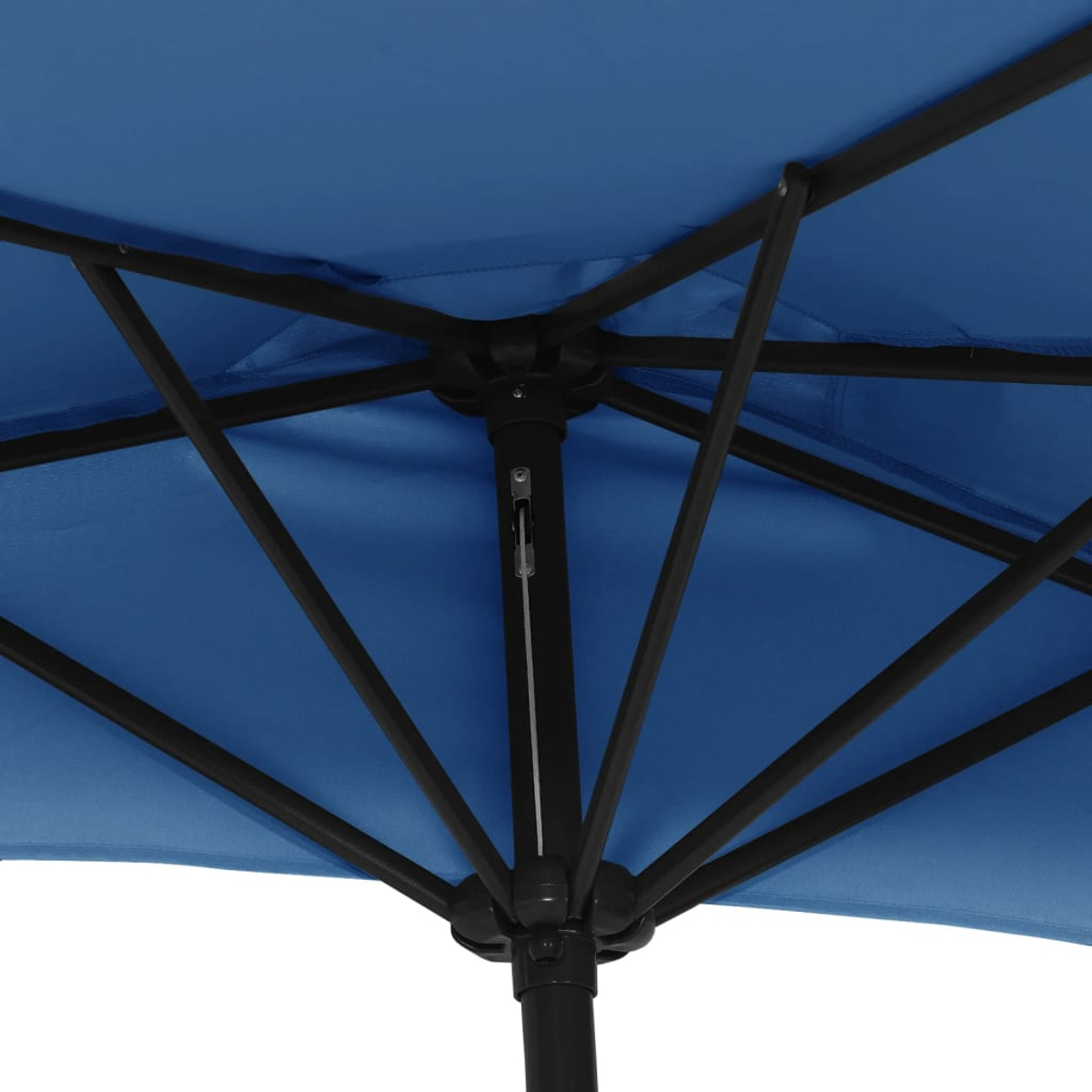 Innenansicht des Rahmens eines blauen Schirms mit schwarzen Streben.
