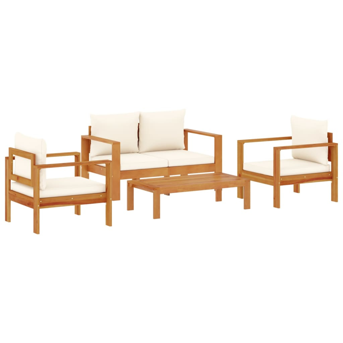 Set di mobili da esterno: divano, due sedie e tavolo. Strutture in legno marrone e cuscini crema.