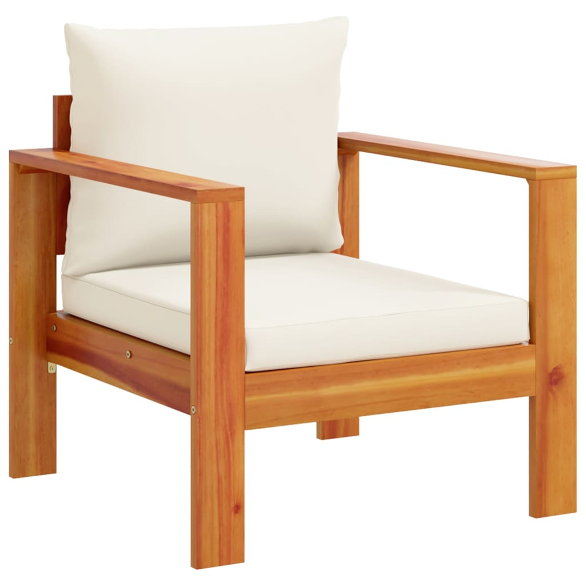 Poltrona in legno con cuscino color crema. Struttura marrone, cuscino bianco e braccioli.