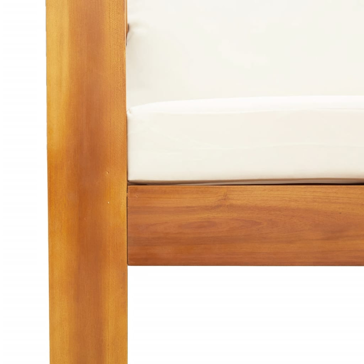 Primo piano di una poltrona in legno. Mostra le venature del legno e il cuscino bianco.