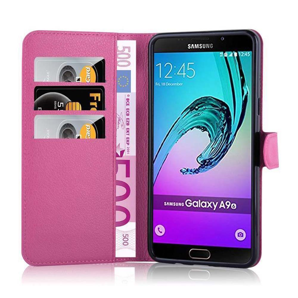 Custodia rosa con carte e denaro. Smartphone dentro, mostra l'ora.