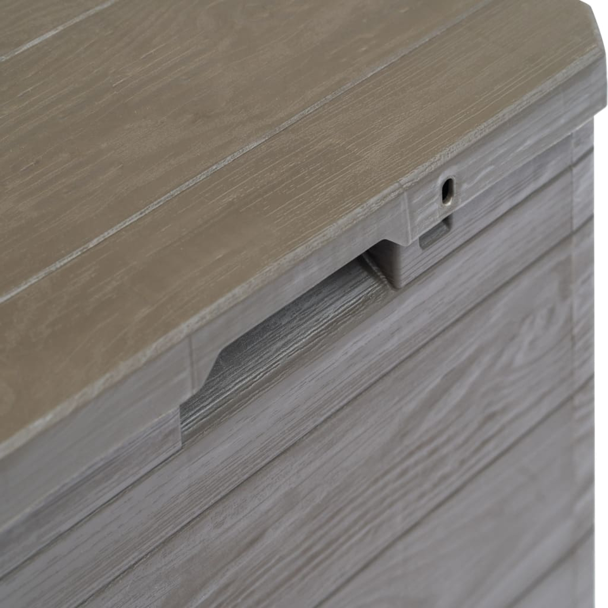 Nahaufnahme einer grauen Aufbewahrungsbox mit Holzmaserung.