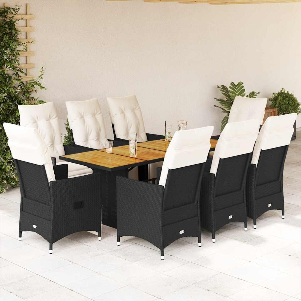 Set da pranzo all'aperto con sedie nere e tavolo in legno.