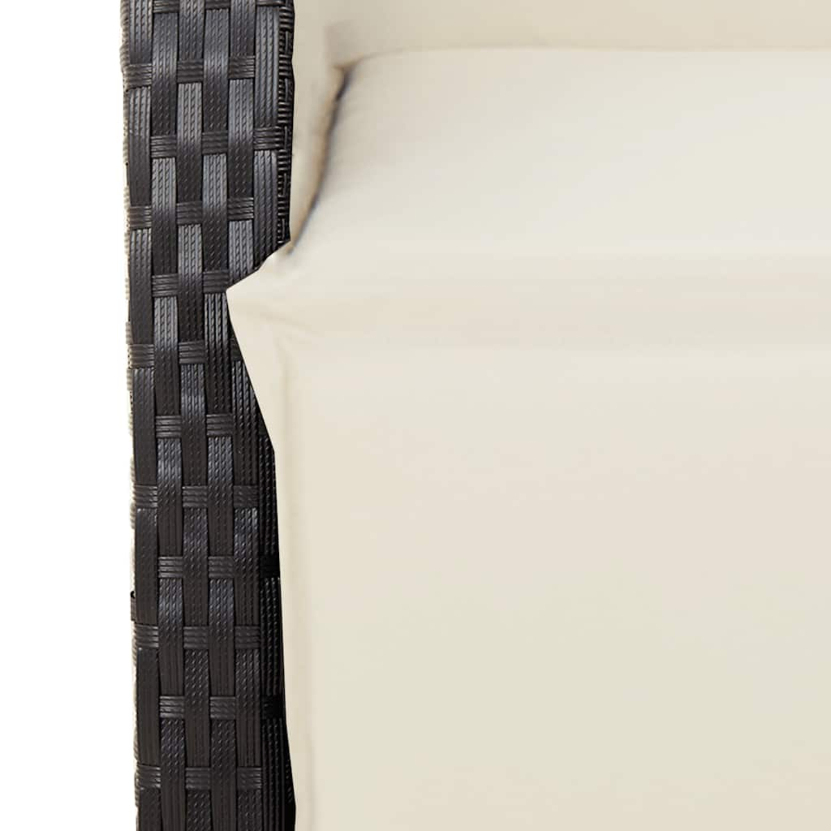 Primo piano di una sedia in vimini nera con cuscino bianco.