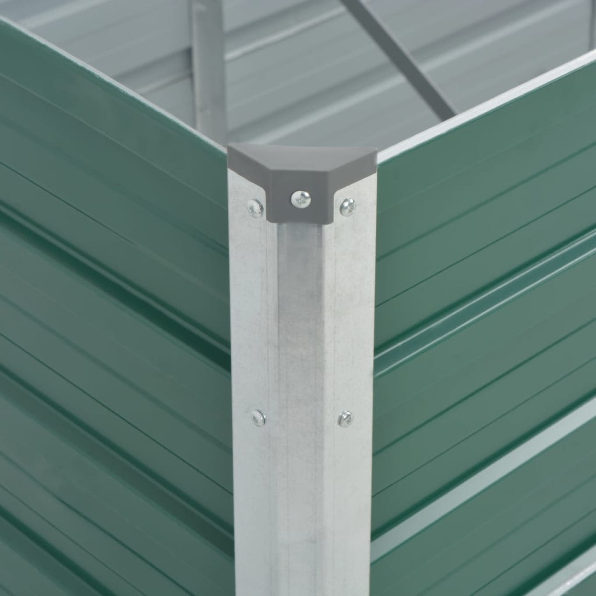 Nahaufnahme der Ecke eines grünen Metallpflanzkastens. Es zeigt eine Metallecke und Schrauben.