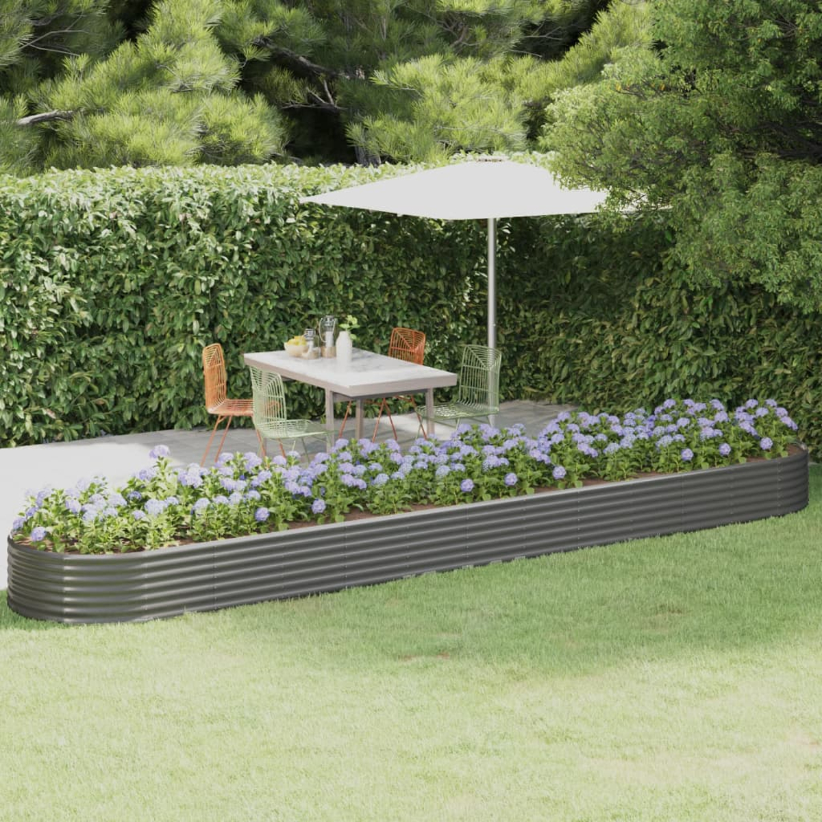 Gartenszene mit Tisch, Stühlen, Sonnenschirm und Hochbeet mit Blüten.