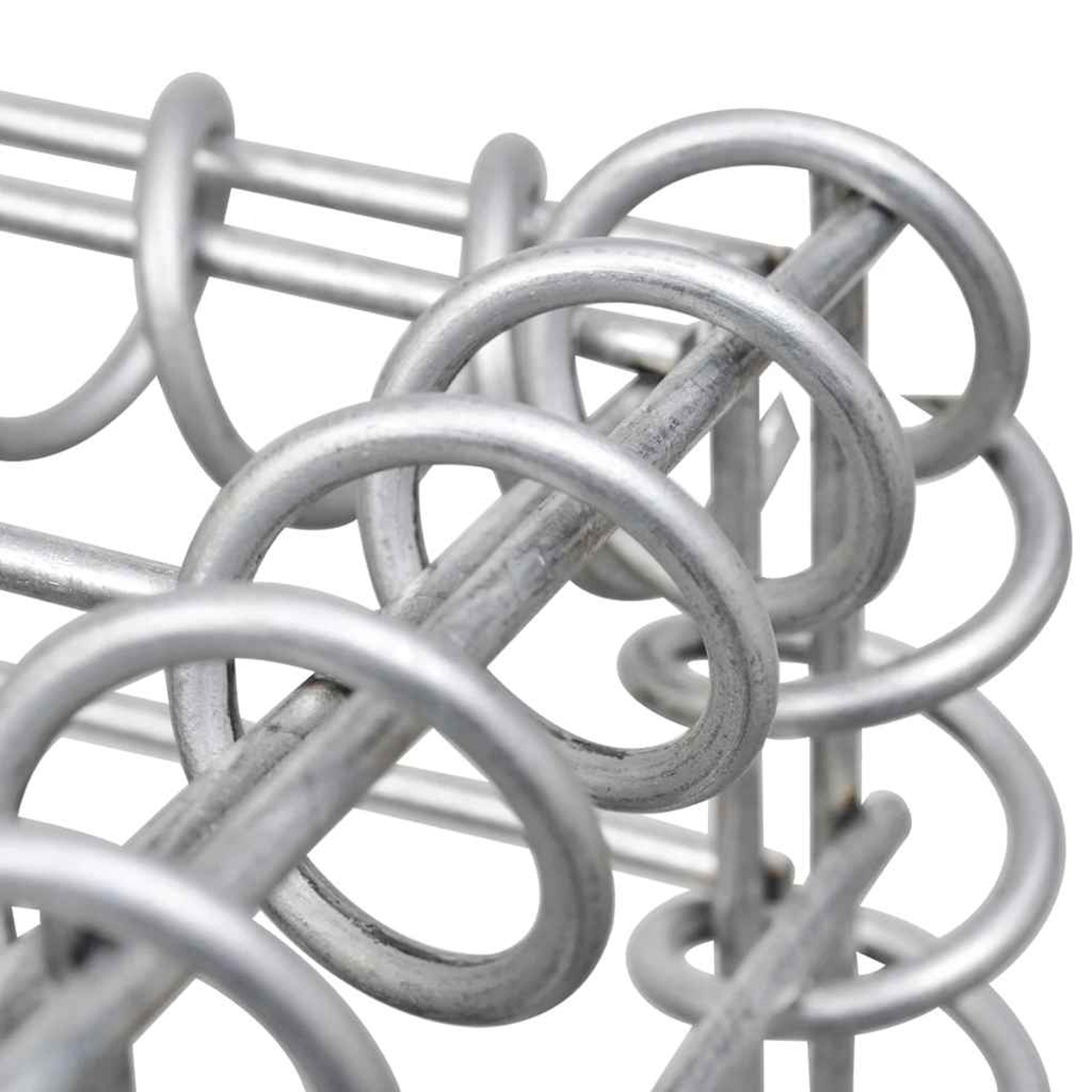 Nahaufnahme von miteinander verbundenen Metallringen, silberfarben, die ein strukturiertes Muster bilden.