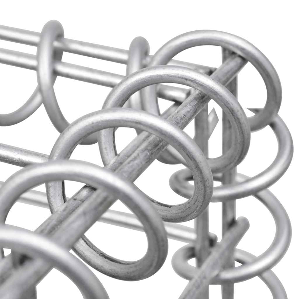 Nahaufnahme von verschlungenen silbernen Metallringen, die ein komplexes, strukturiertes Muster bilden.