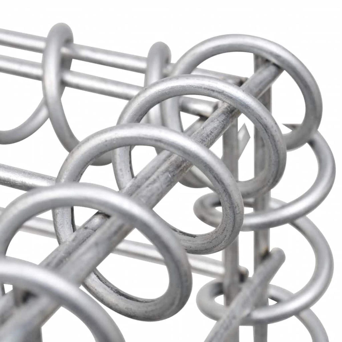 Nahaufnahme eines Drahtzaunabschnitts aus Silber mit dekorativen Spiralen.