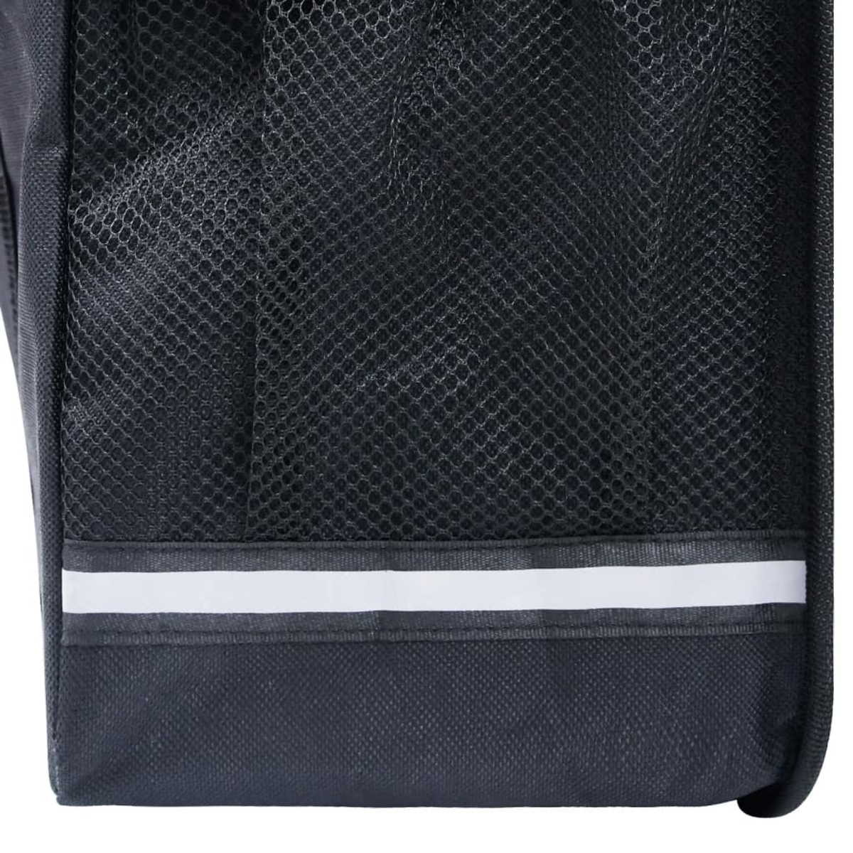 Nahaufnahme einer schwarzen Netztasche mit weißem Reflexstreifen. Die Tasche ist dunkel und strukturiert.