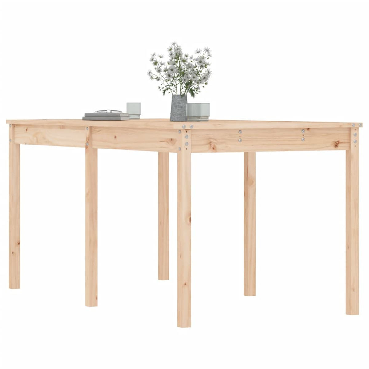 Ein Holztisch. Eine Vase mit Blumen und Gläsern stehen darauf.