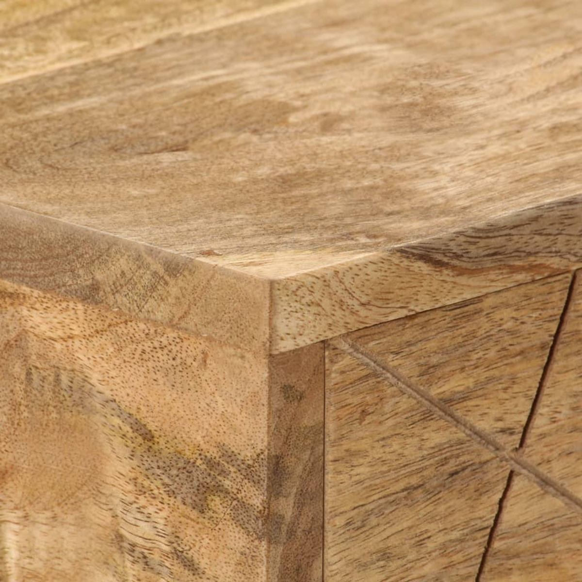 Nahaufnahme einer Holzecke. Das Holz hat eine natürliche Maserung und eine warme, hellbraune Farbe.