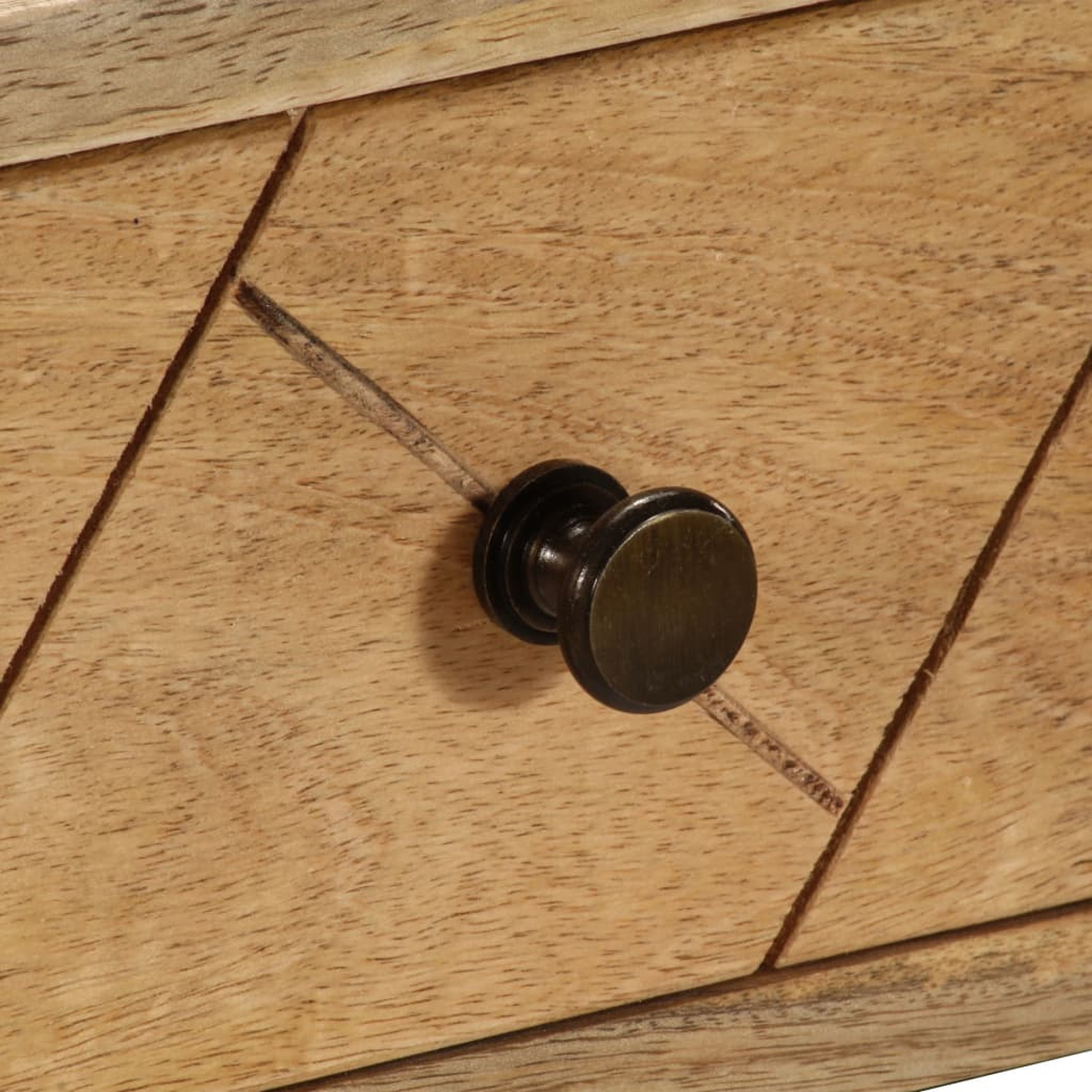 Nahaufnahme eines Holzschubladengriffs. Der Griff ist dunkel und das Holz hat ein Diamantmuster.