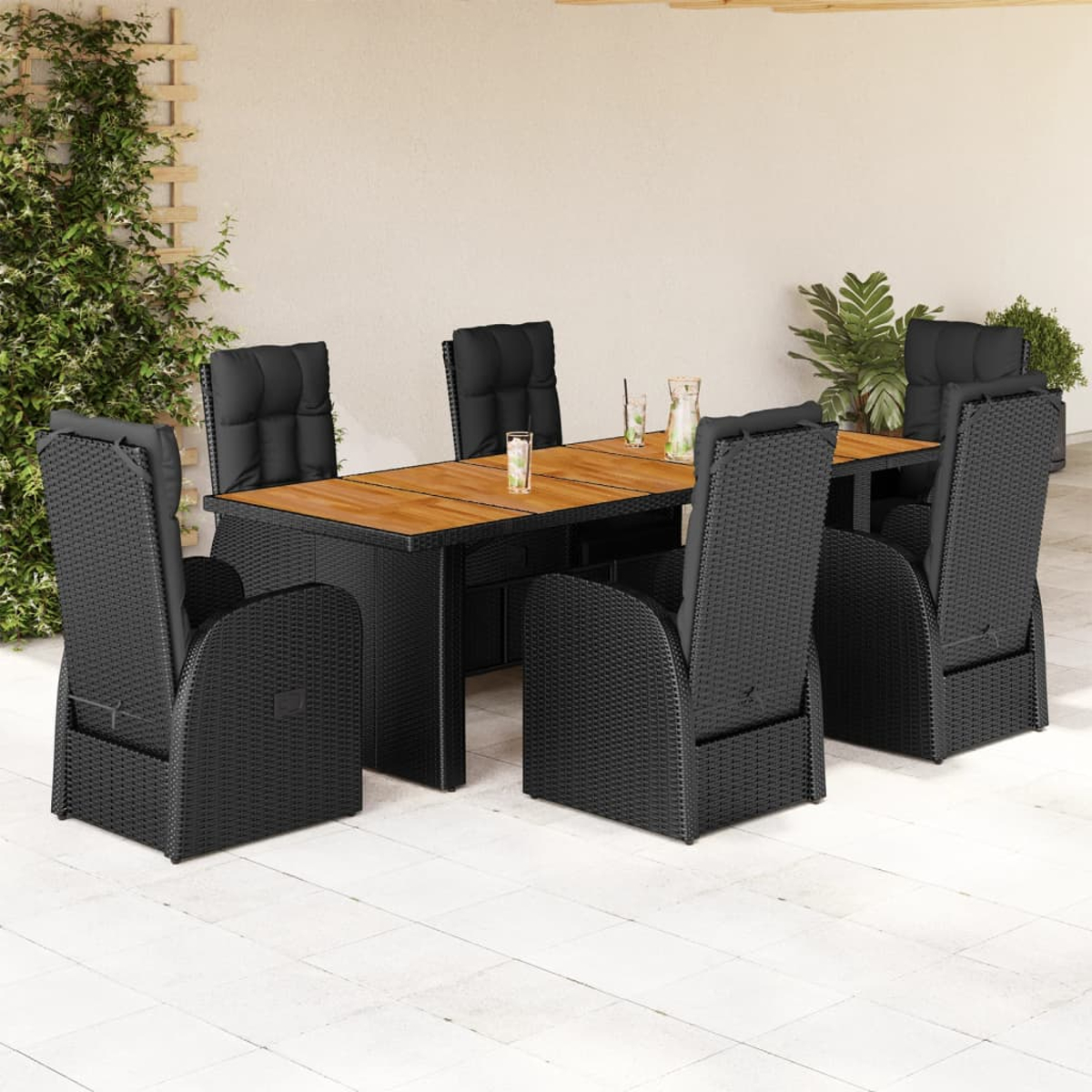 Un set da pranzo da esterno in vimini nero su un patio. Il set include un tavolo e sei sedie.
