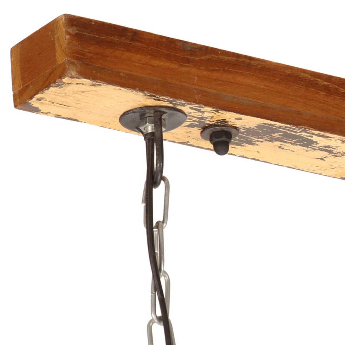 Nahaufnahme eines Holzbalkens mit einer Kette, die mit einer Metallbefestigung und einem schwarzen Bolzen befestigt ist.
