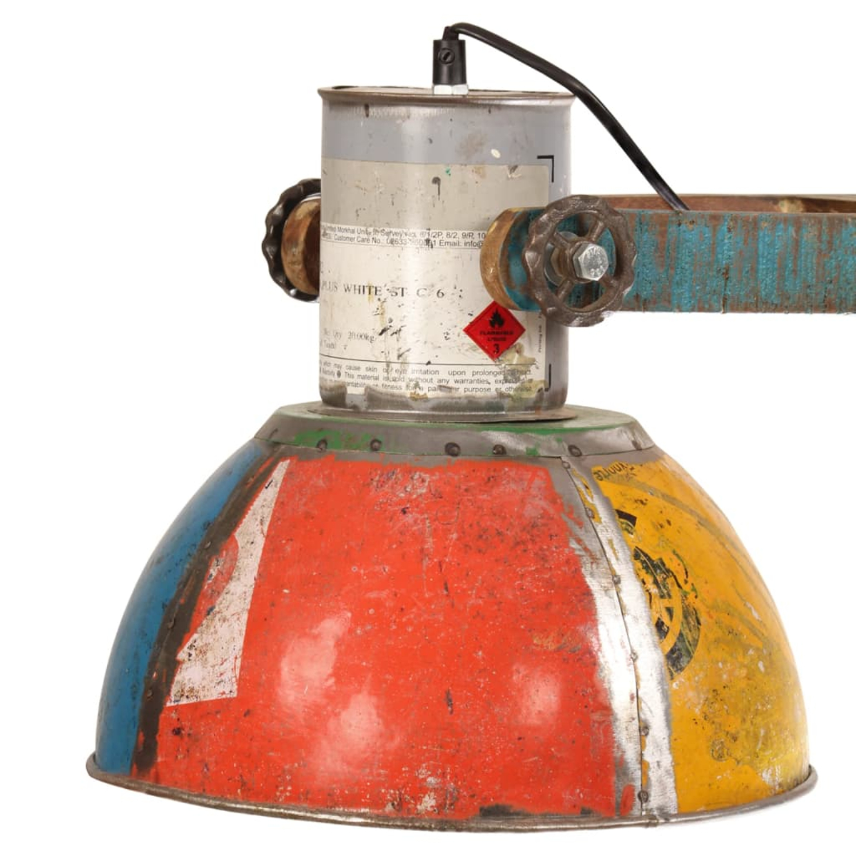 Nahaufnahme eines bunten Lampenschirms aus einem wiederverwendeten Behälter, der an einer Metallhalterung befestigt ist.