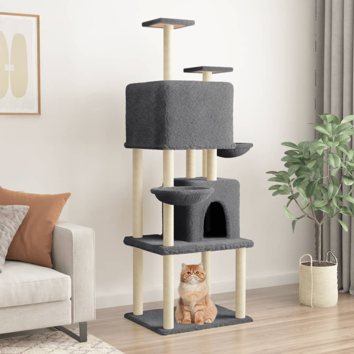 Eine Katze sitzt vor einem grauen Kratzbaum mit beigen Pfosten, einem Haus und einer Rampe. Wohnzimmer.