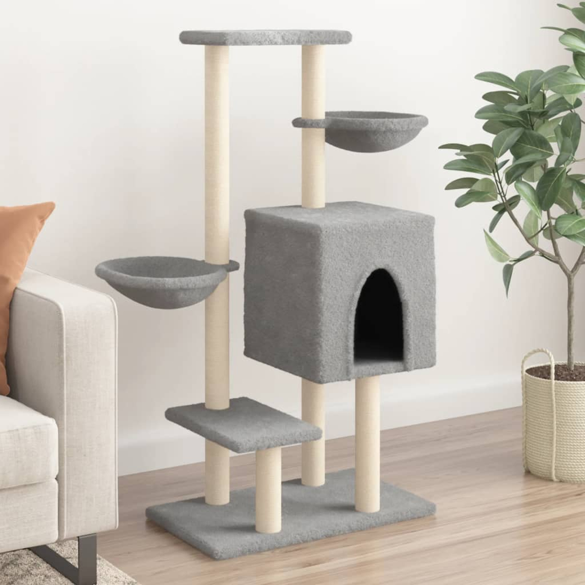 Katzenbaum mit mehreren Ebenen, einer Höhle und zwei Hängematten. Beige Pfosten stützen die Struktur.