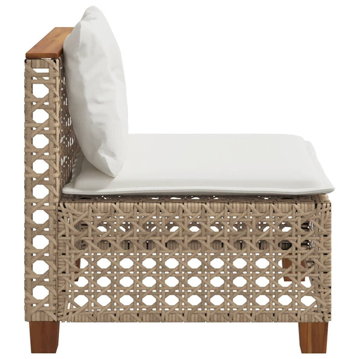 Vista laterale della sedia beige intrecciata. La sedia ha un cuscino bianco e un bracciolo in legno.