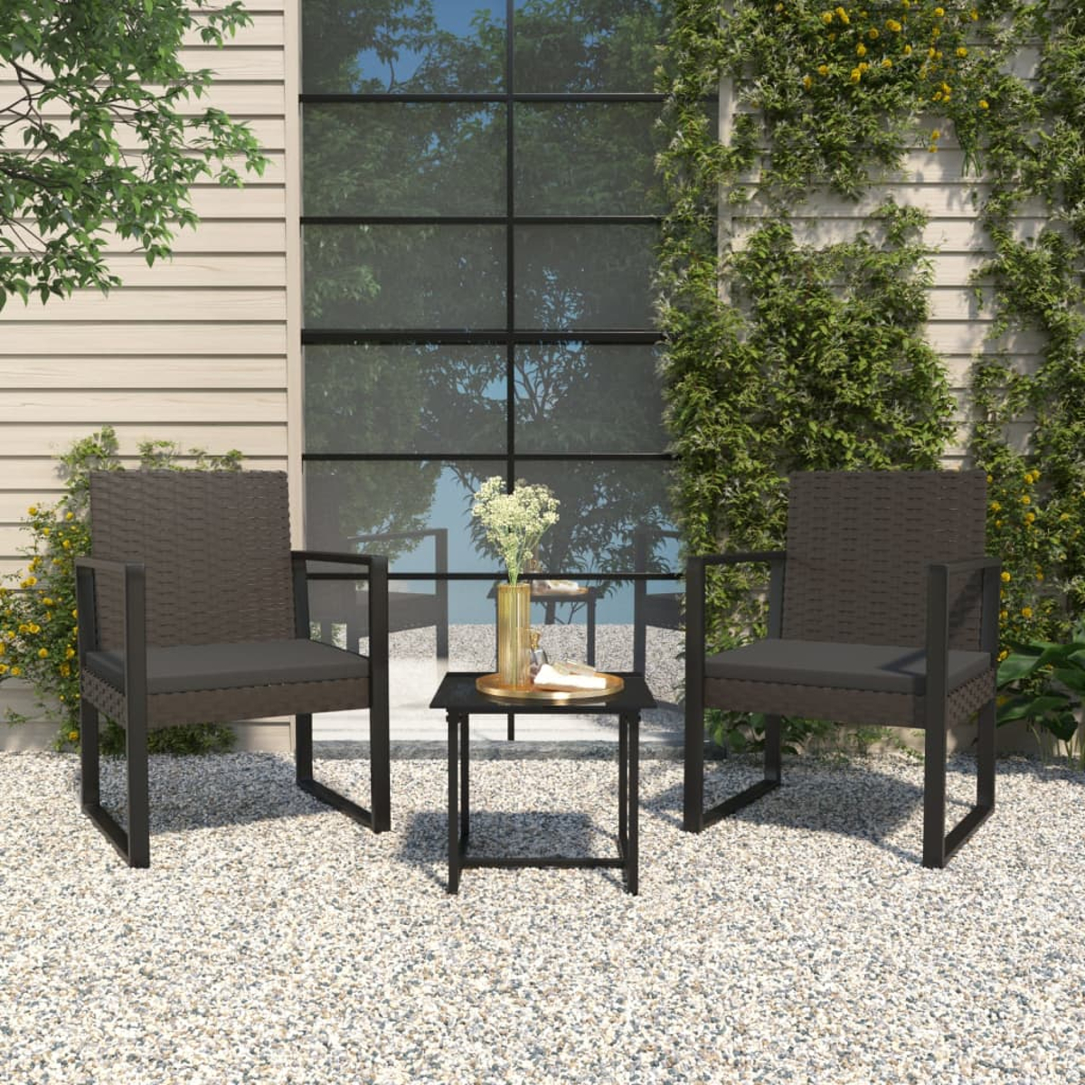 Außensitzgruppe mit Stühlen und kleinem Tisch. Zwei Stühle und Tisch mit Blumenvase.