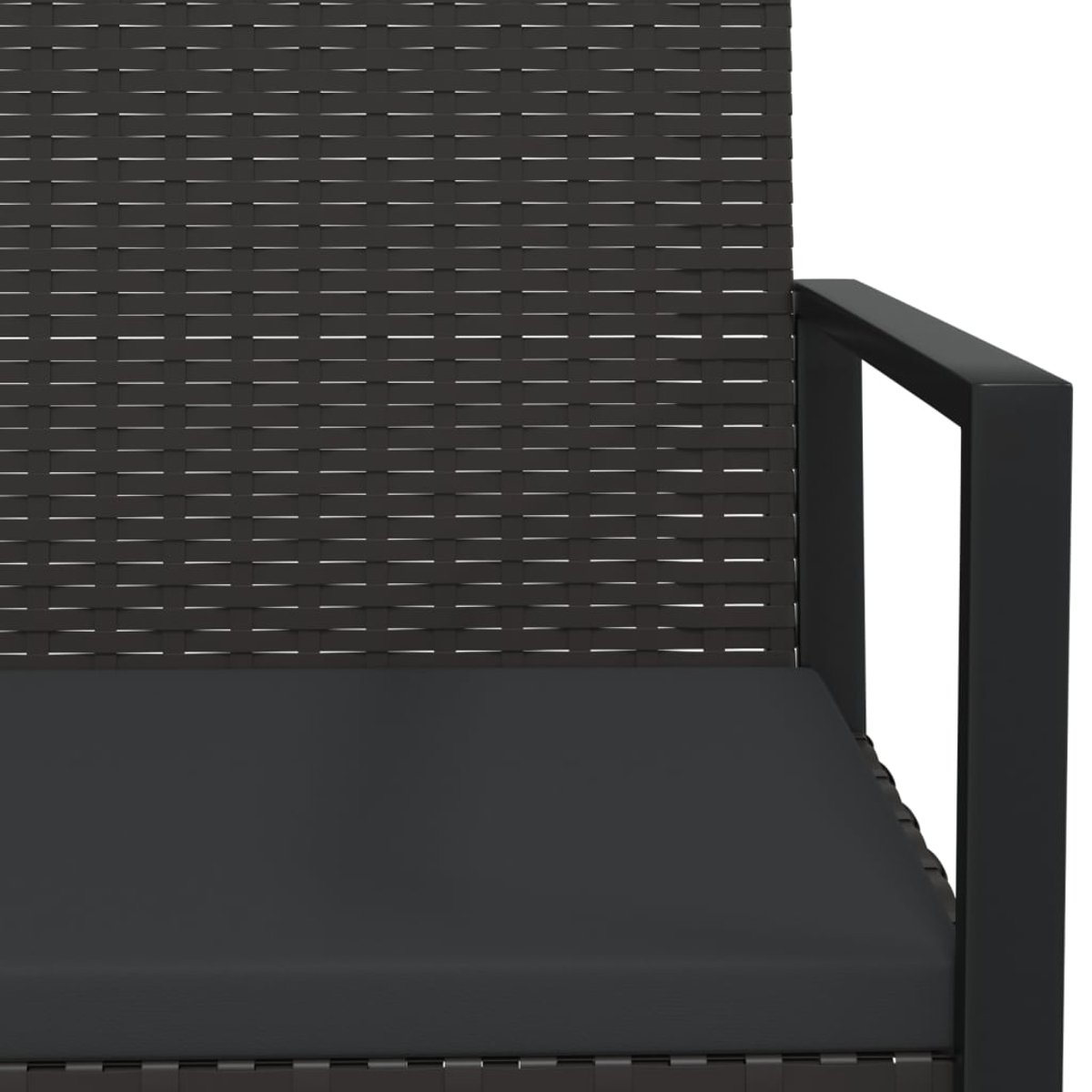 Nahaufnahme eines schwarzen Korbstuhls. Ein schwarzes Kissen mit Webmuster ist sichtbar.