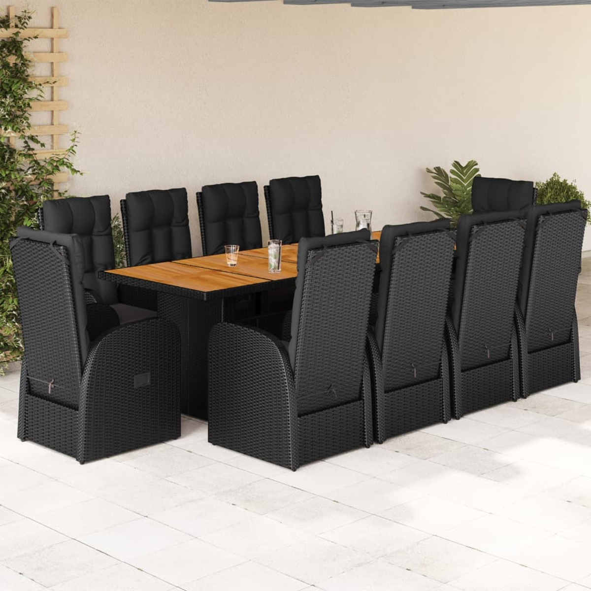 Set da pranzo in vimini nero con cuscini, tavolo e sedie, su sfondo bianco.
