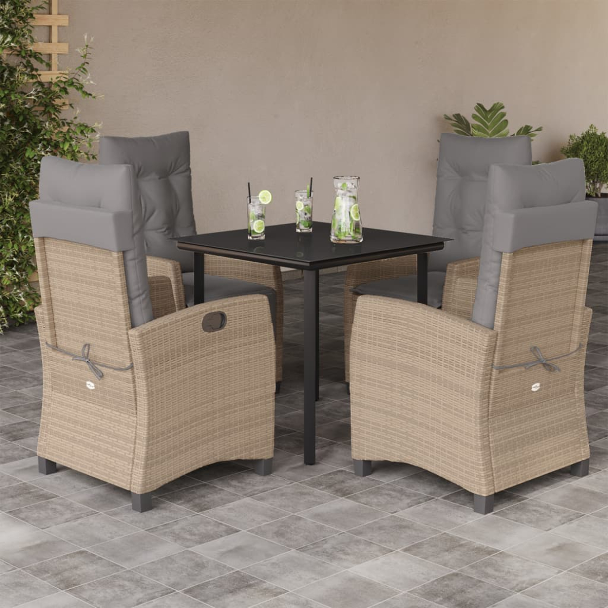 Set da patio esterno con sedie, tavolo e bevande. Quattro sedie con cuscini grigi attorno a un tavolo nero.
