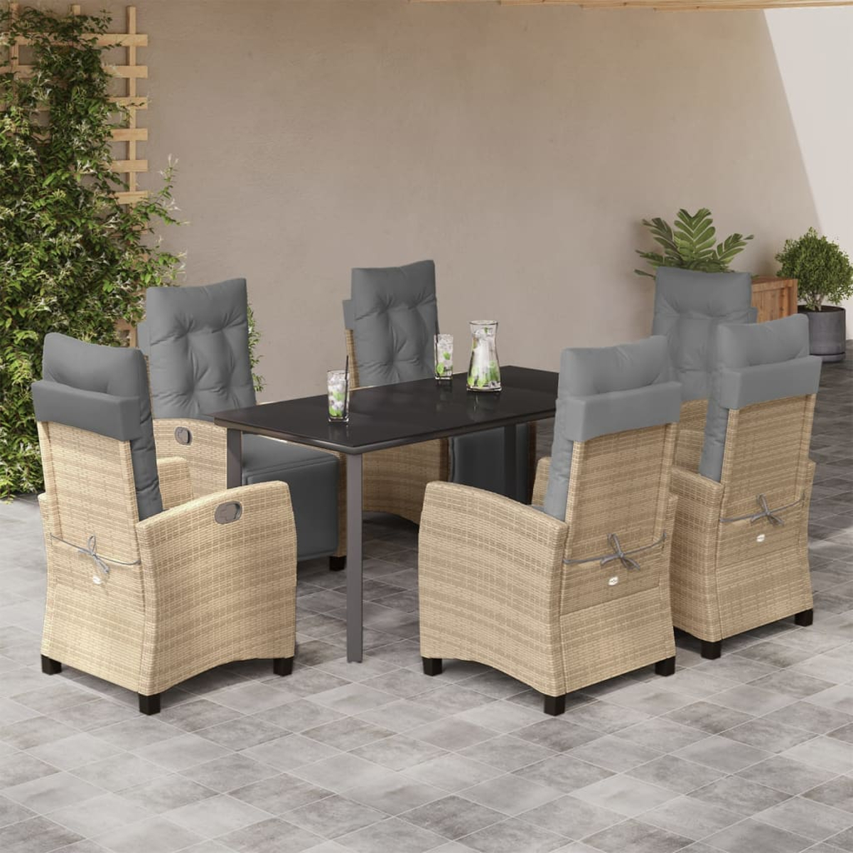 Juego de comedor exterior con 6 sillas de mimbre y mesa, en patio.