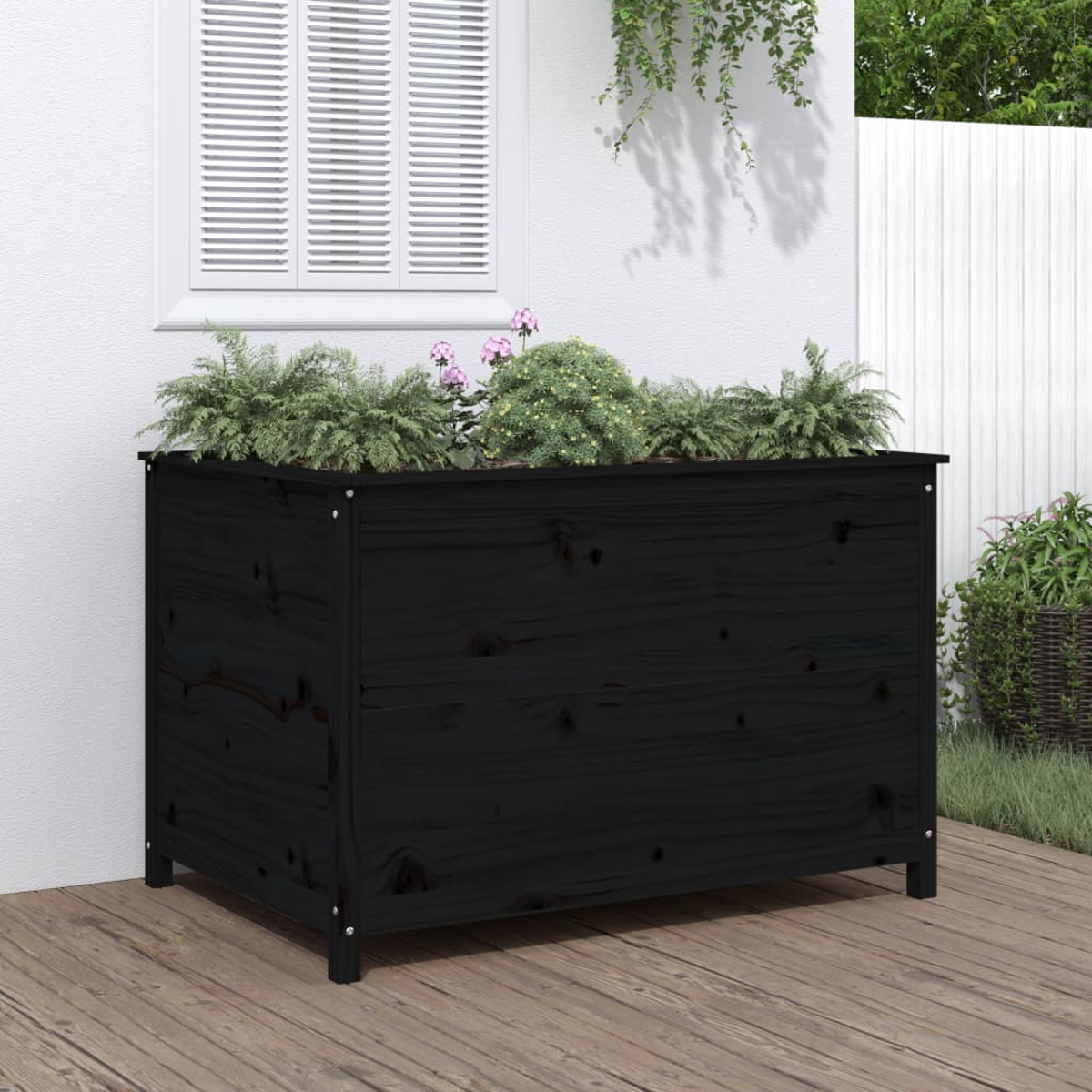 Schwarzer Holz-Pflanzkasten mit Pflanzen. Auf einer Terrasse platziert.