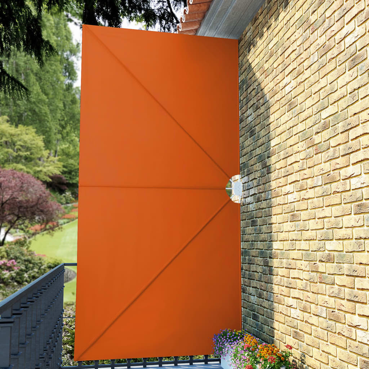 Orangene Markise, vor einer Backsteinmauer und Balkon. Blumen sind in einem Topf sichtbar.