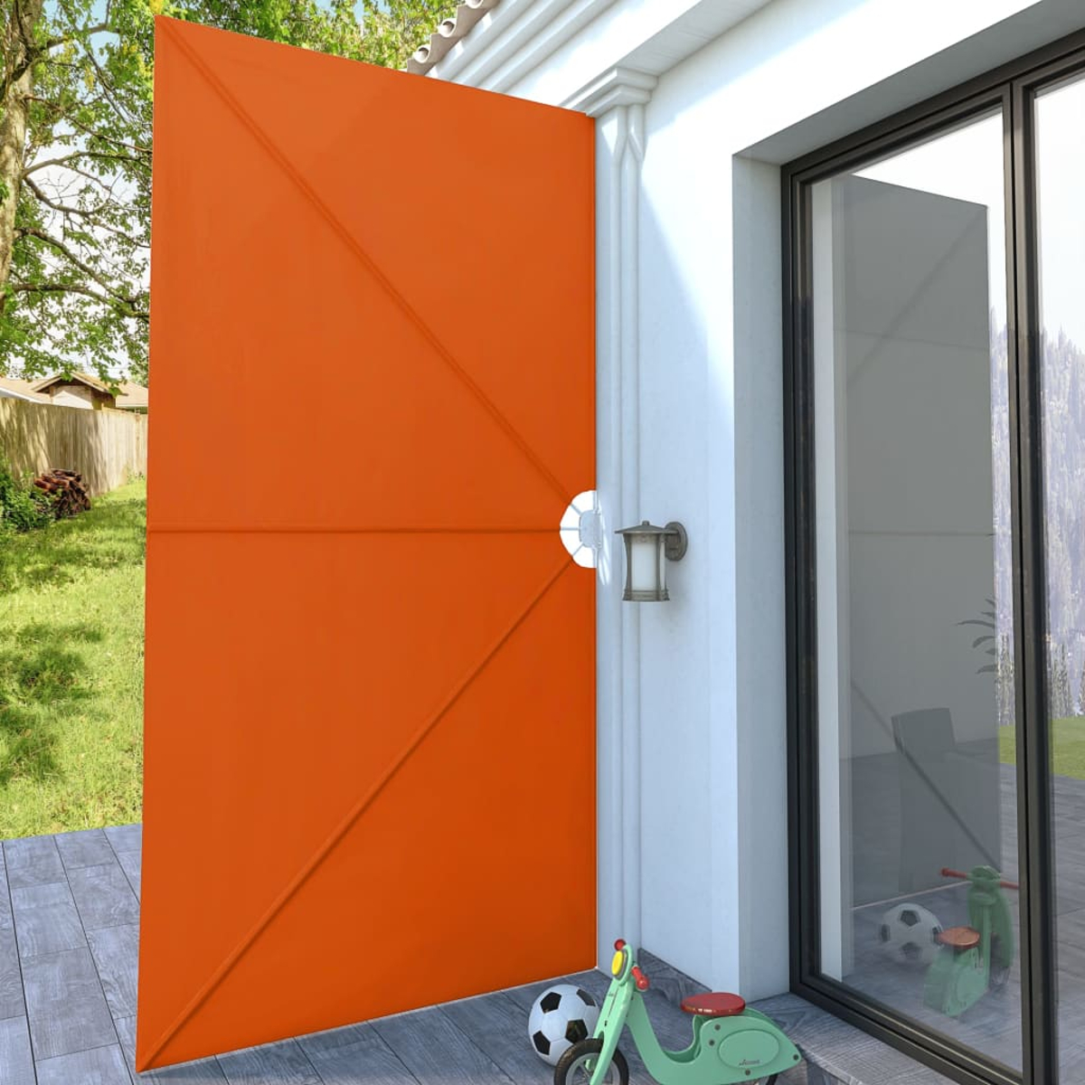 Orangene Markise, vor einer weißen Wand. Ein grüner Roller und ein Ball sind vorhanden.