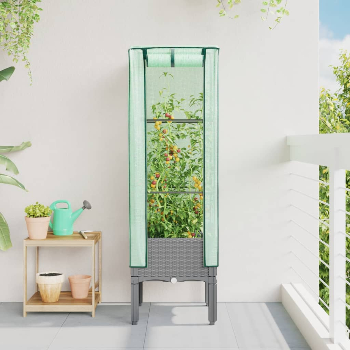 Serra esterna con piante. Copertura a rete verde. Tavolino con annaffiatoio e vasi. Ambiente balcone.