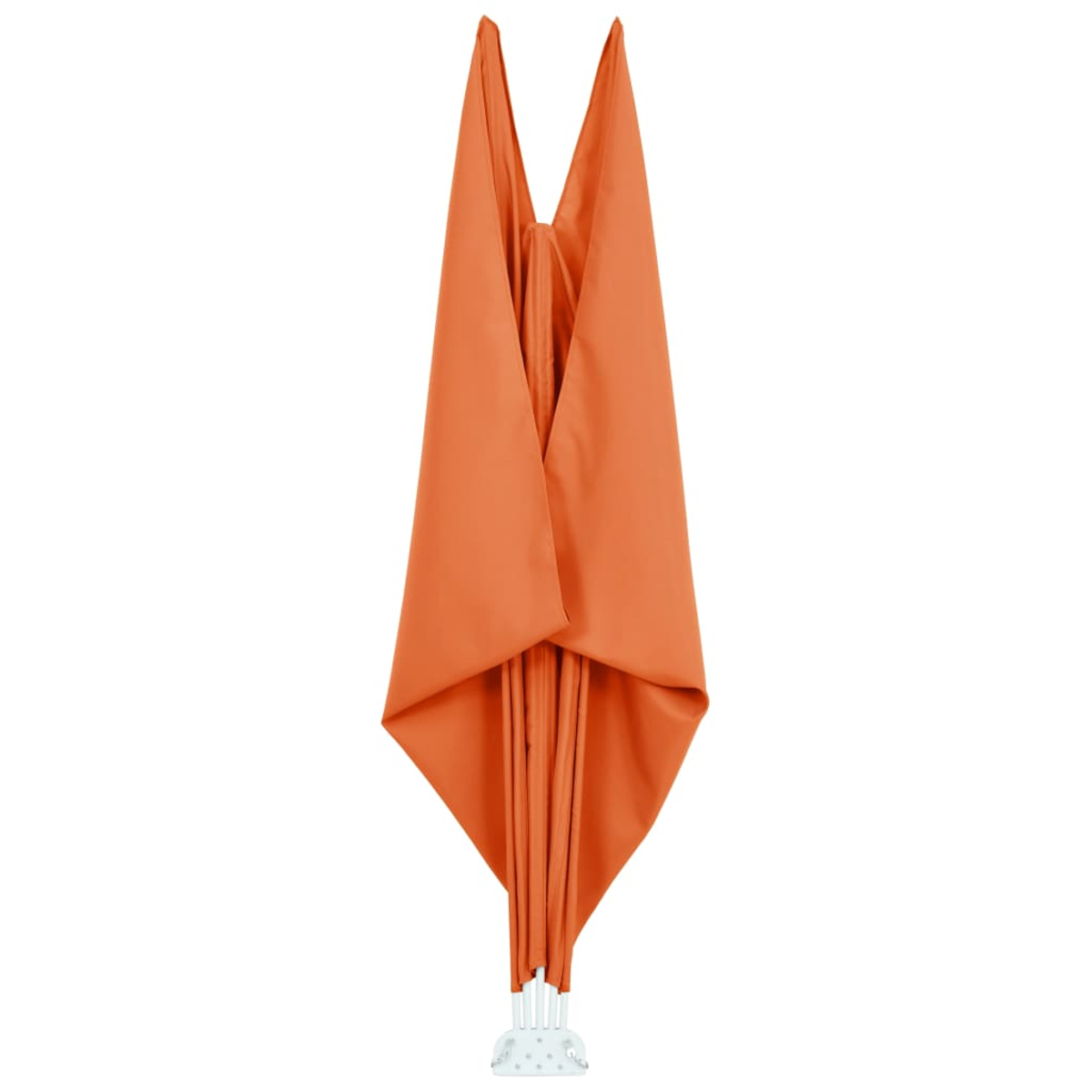 Gefalteter orangefarbener Sonnenschirm. Weißer Sockel mit Metallstützen. Isoliert auf weißem Hintergrund.