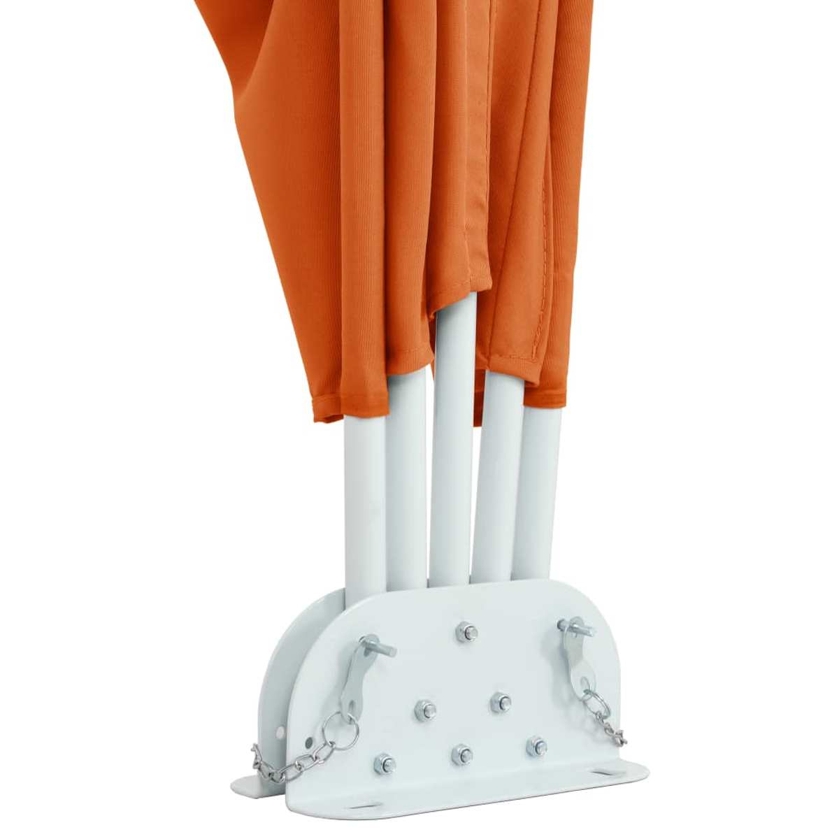 Sockel eines gefalteten orangefarbenen Sonnenschirms. Weiße Metallstützen und Ketten befestigt.