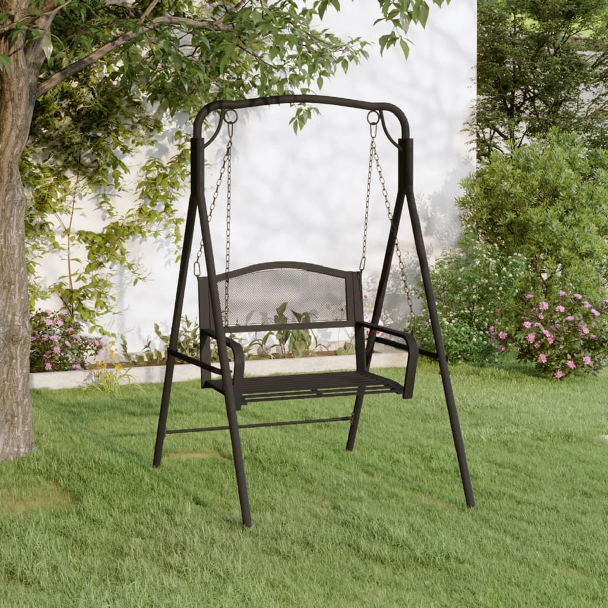 Ein schwarzes Metall-Schaukelgestell in einem grasbewachsenen Garten. Im Hintergrund Bäume und eine weiße Mauer.
