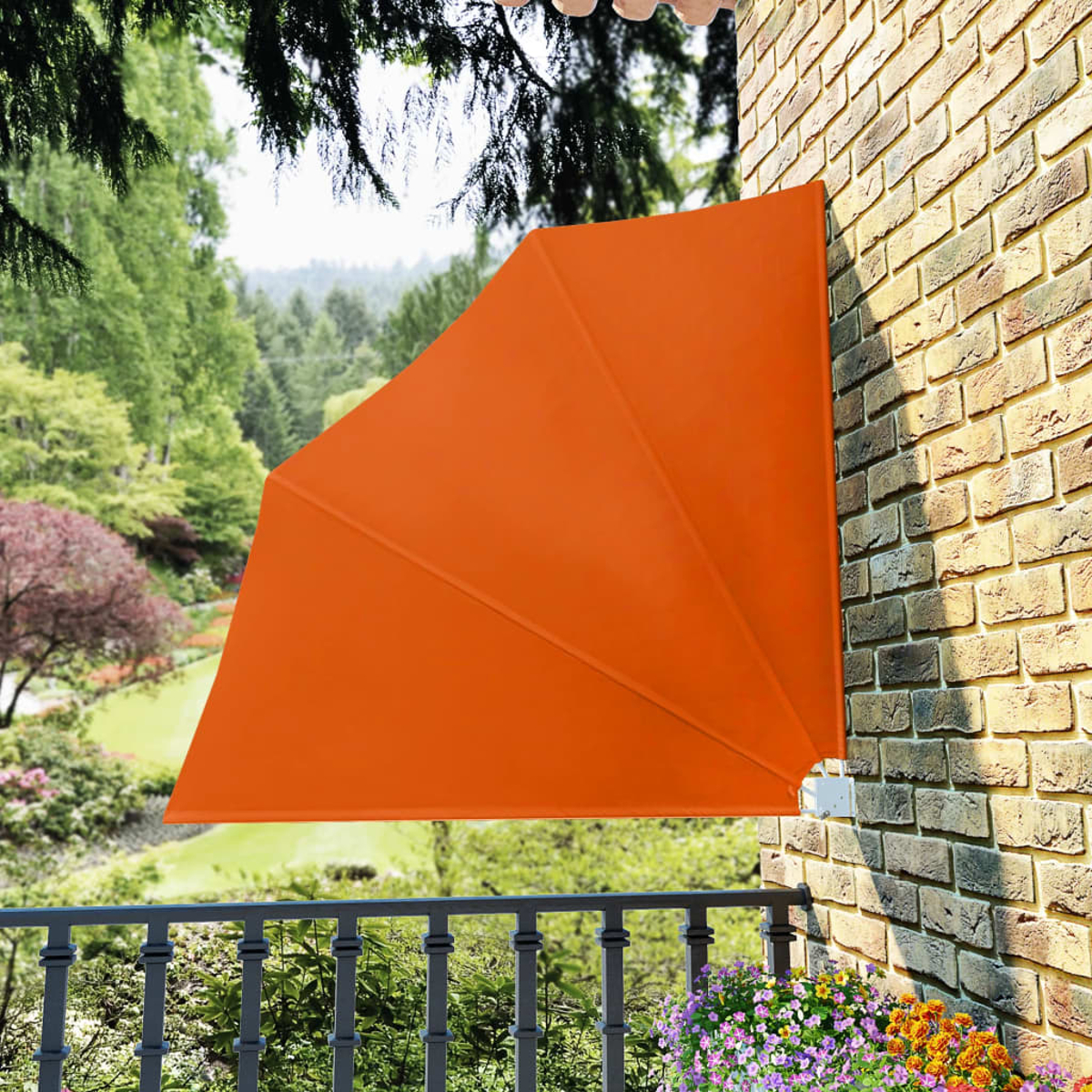 Orangener Sonnenschutz an einer Ziegelmauer befestigt. Der Sonnenschutz ist dreieckig.