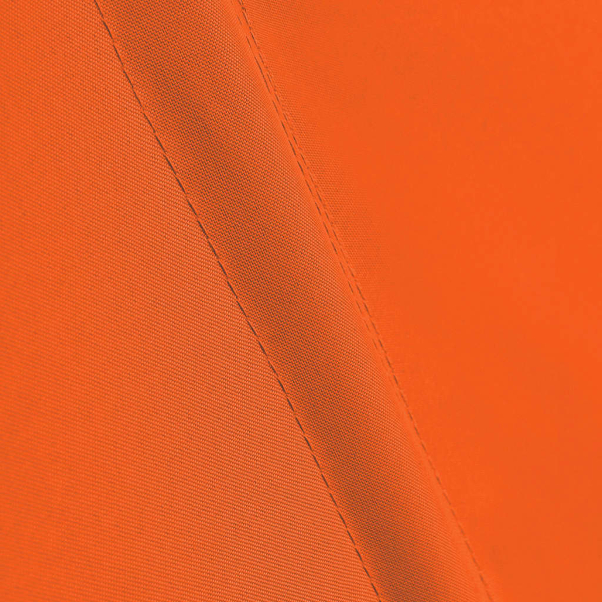 Nahaufnahme von strukturiertem, orangefarbenem Stoff mit diagonalen Nahtlinien, die das Bild ausfüllen.