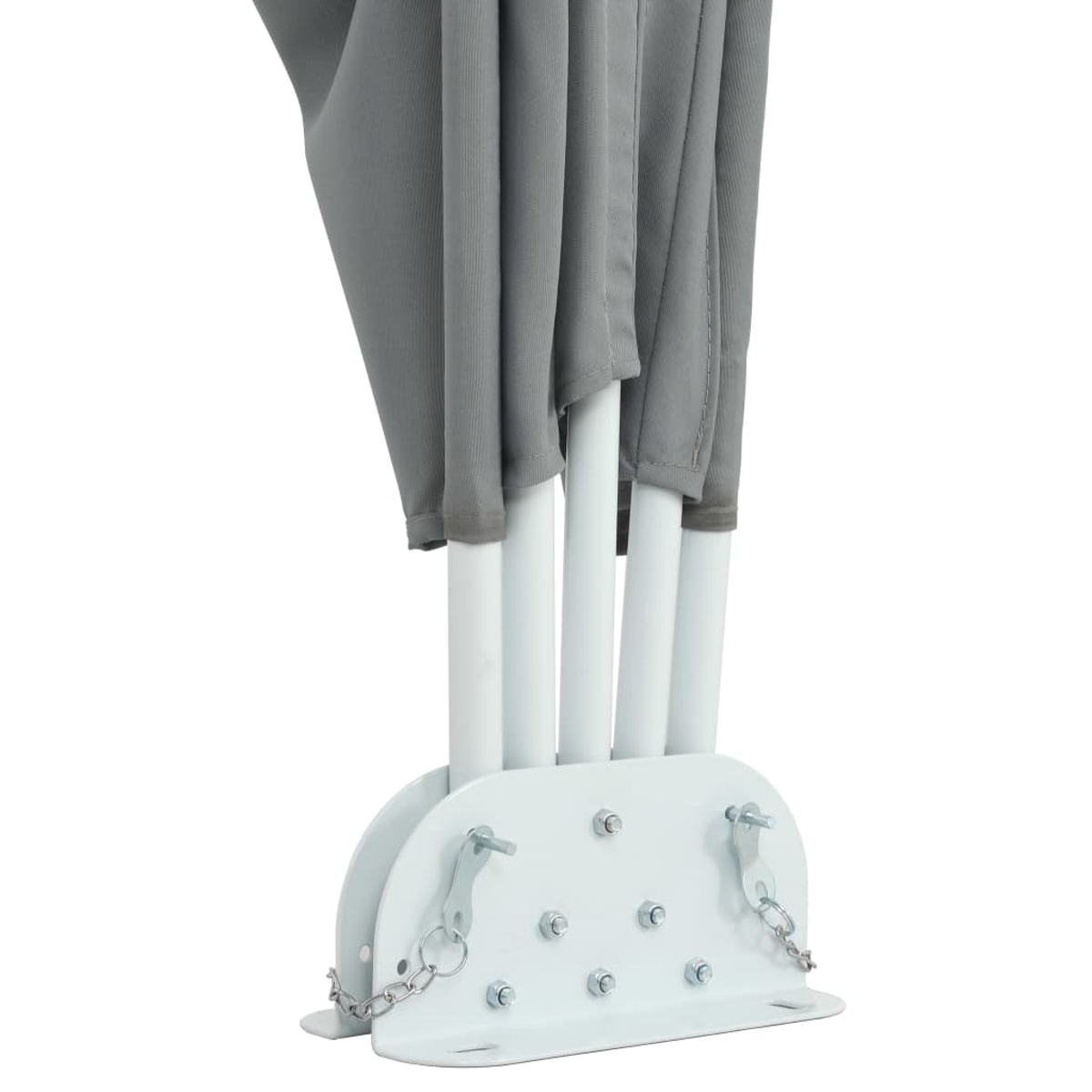 Nahaufnahme des Sockels eines grauen Zeltes, das weiße Stangen und Ketten zeigt.
